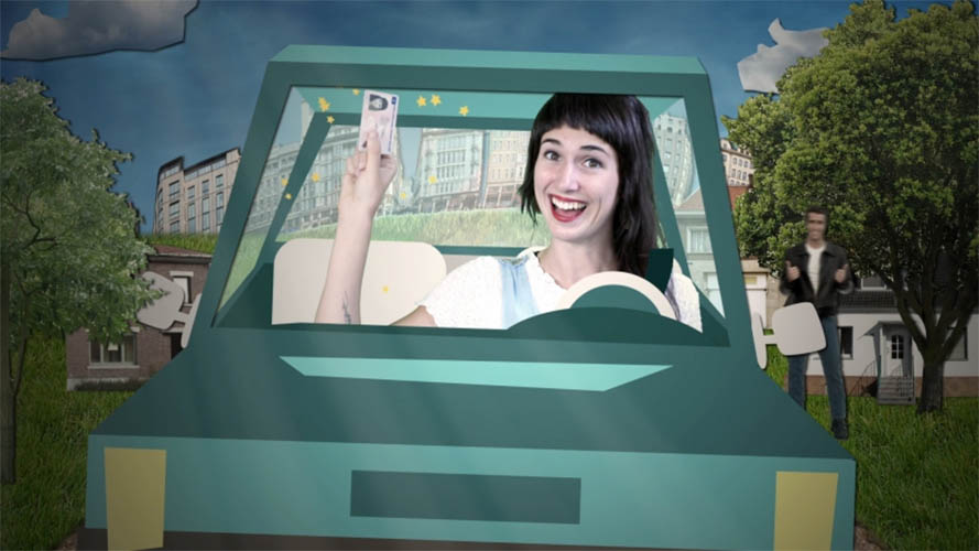 Vrouw in auto met rijbewijs in de hand.